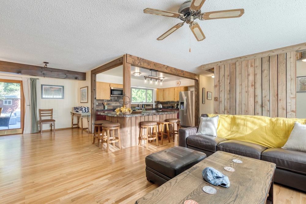 Lodge Trails, Hot Tub, Walk to Cornet Bay