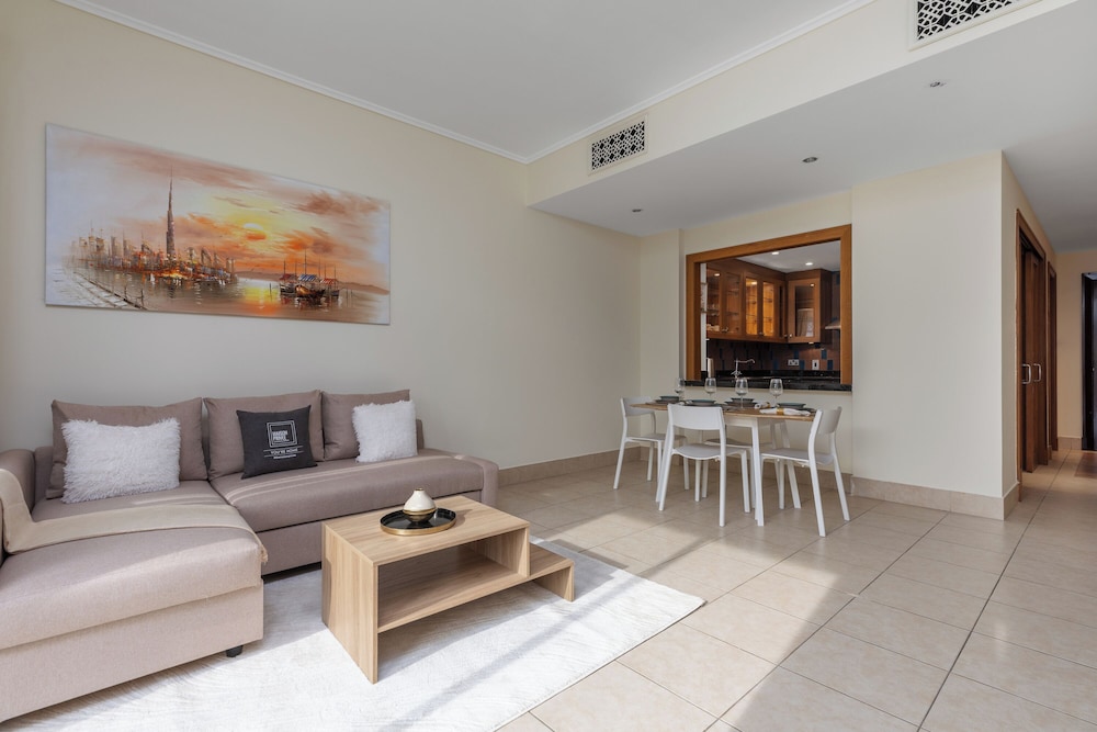 Maison Privee - Stylish & Spacious Apartment in Downtown Dubai