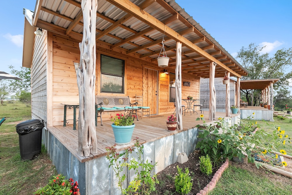 Hr 5 - The Indian 1 Bedroom Cabin by RedAwning view 4