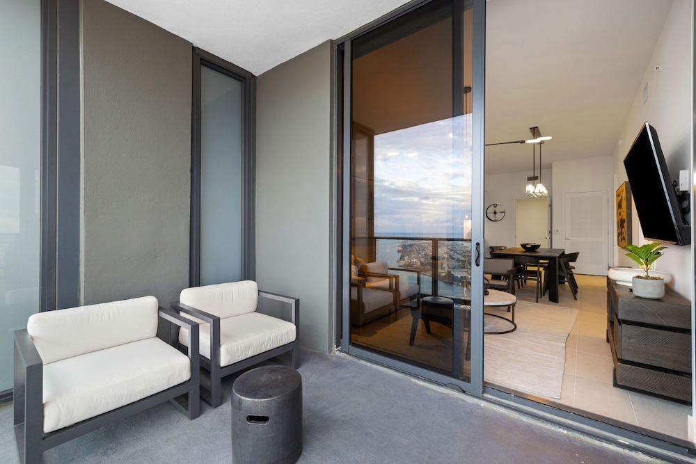 Lux Studio W City Views and Pool