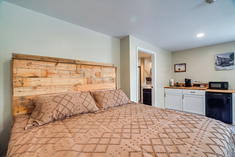 Studio Stay w/ Deck in Missouri Wine Country
