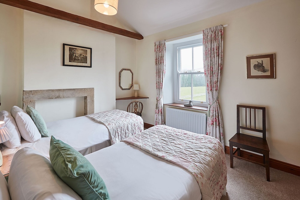 Host Stay Wodencroft Cottage view 3