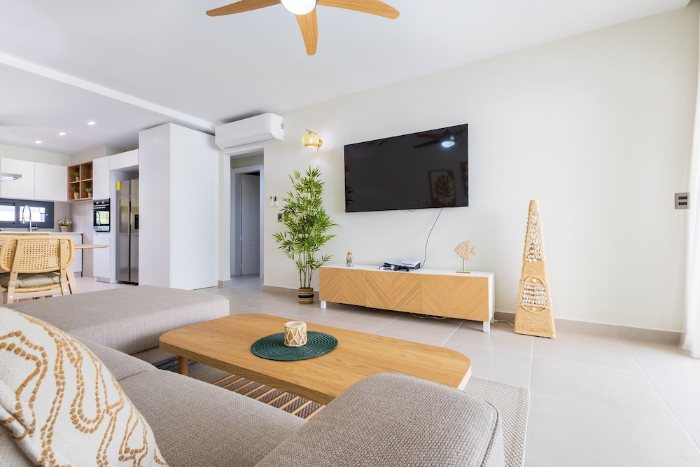 Chic 2BR Stay w Terrace Picuzzi 5 Min to Beach