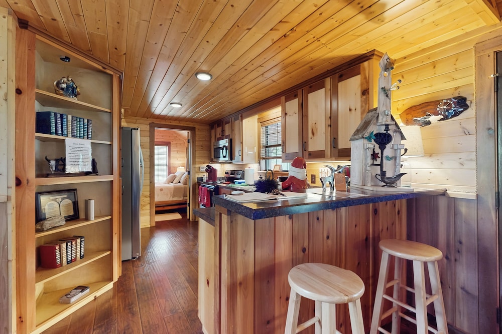 Water-view Cabin w/ Front Porch, W & D, Streaming
