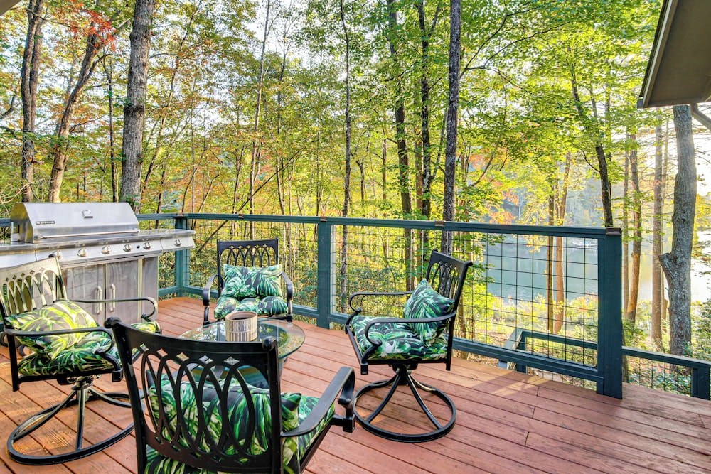 Festive Lakefront Escape: Blue Ridge Holiday Home