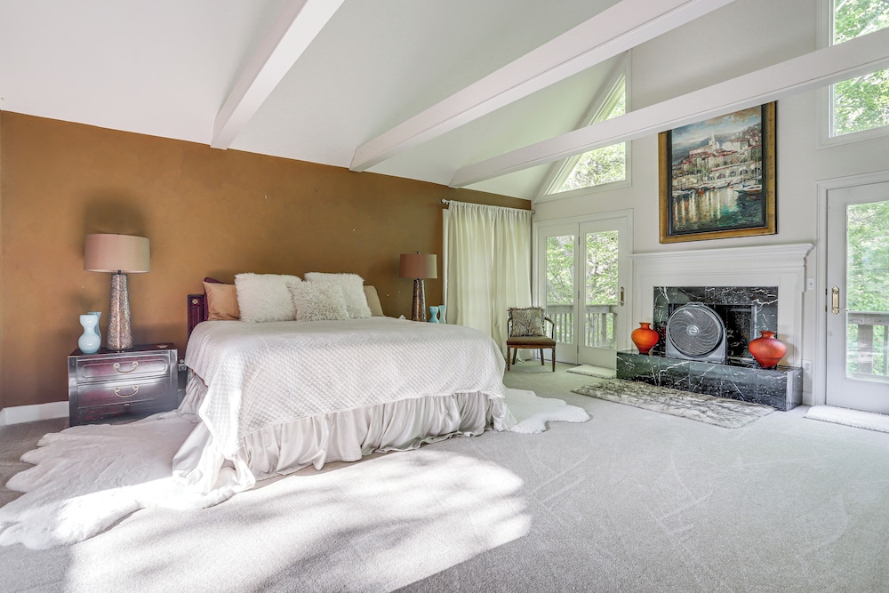 3 Mi to Roswell Riverwalk: Spacious Getaway!