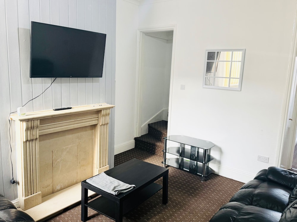 Stoke-on-trent - House - Sleeps 7 - City Centre
