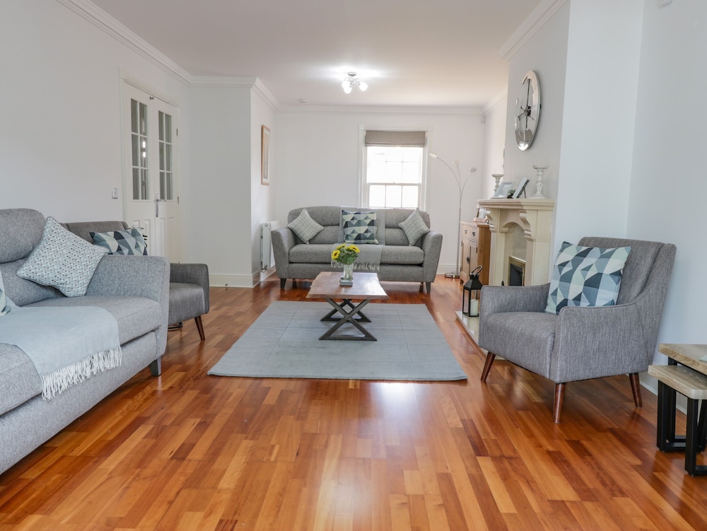 40 Bowmont Court