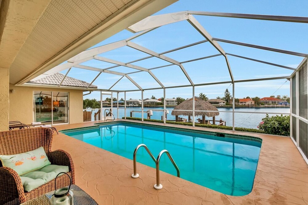 BE324 4 Bedroom Holiday Home by Marco Naples Vacation Homes