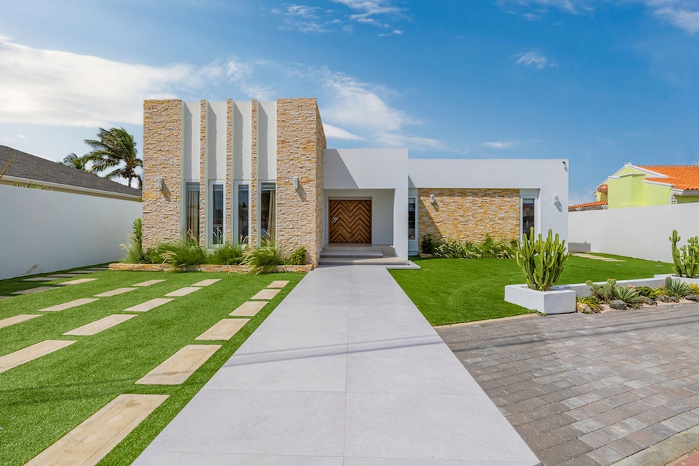NEW 5br5 5BA Villa Private Pool Close 2 Beach