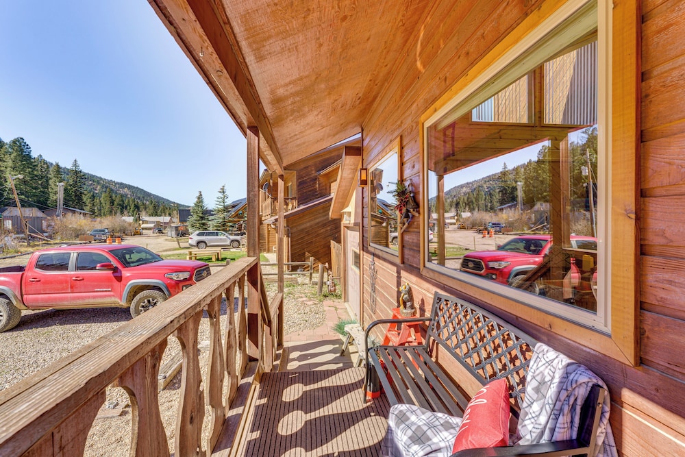 < 1 Mi to Skiing: Family-friendly Red River Haven