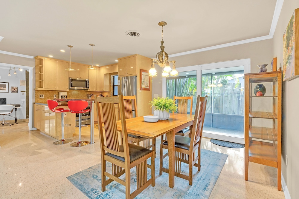 Chic 3BR Sanctuary Steps From The Drive Paradise