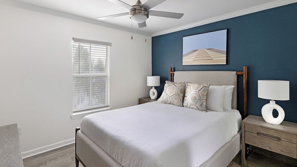 Landing Beautiful 1bd, Courtyard, Clubhouse