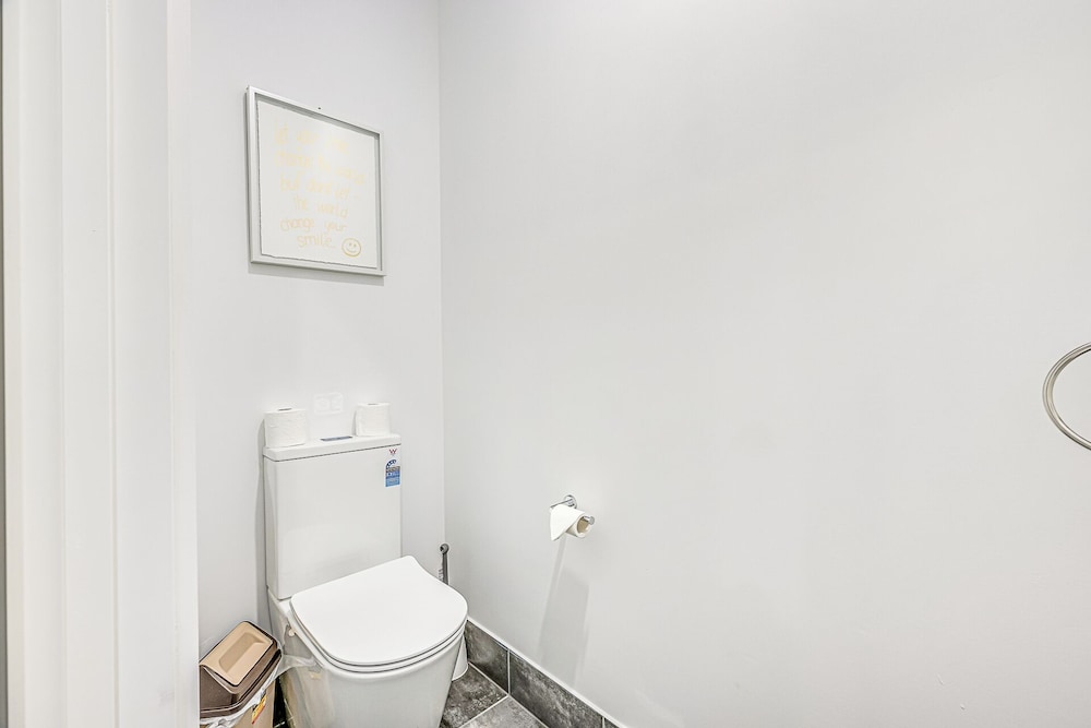 StayAU Fresh Modern 5BR Retreat Netflix in Berwick