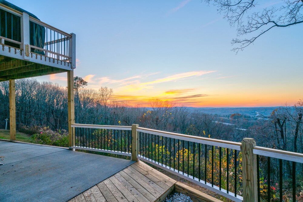 Sunset View 3 BDR Close to Downtown!