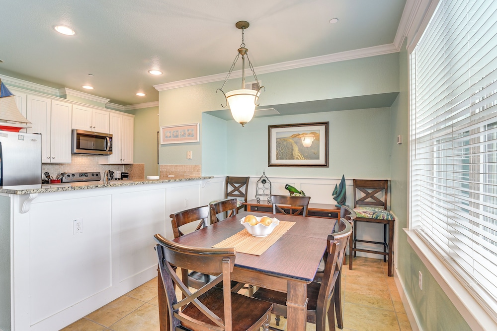 Walk to Beach: Condo w/ Bay View in Galveston