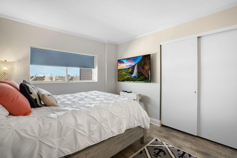 Harbour Island 402m 2 Bedroom Condo