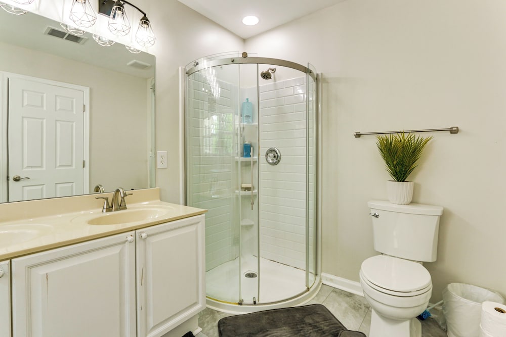 < 2 Mi to Dtwn Hagerstown: Townhome w/ Fireplace