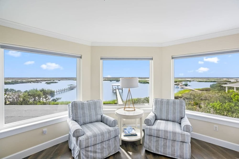 400 Steps to Sand Waterfront Luxury w Dock Pool