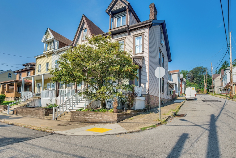 Chic Fineview Townhome 2 Mi to Downtown Pittsburgh view 3