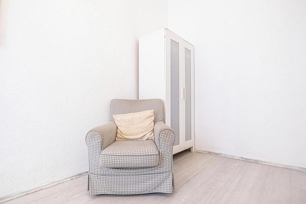 Contemporary 1BR LR Close to Belvedere