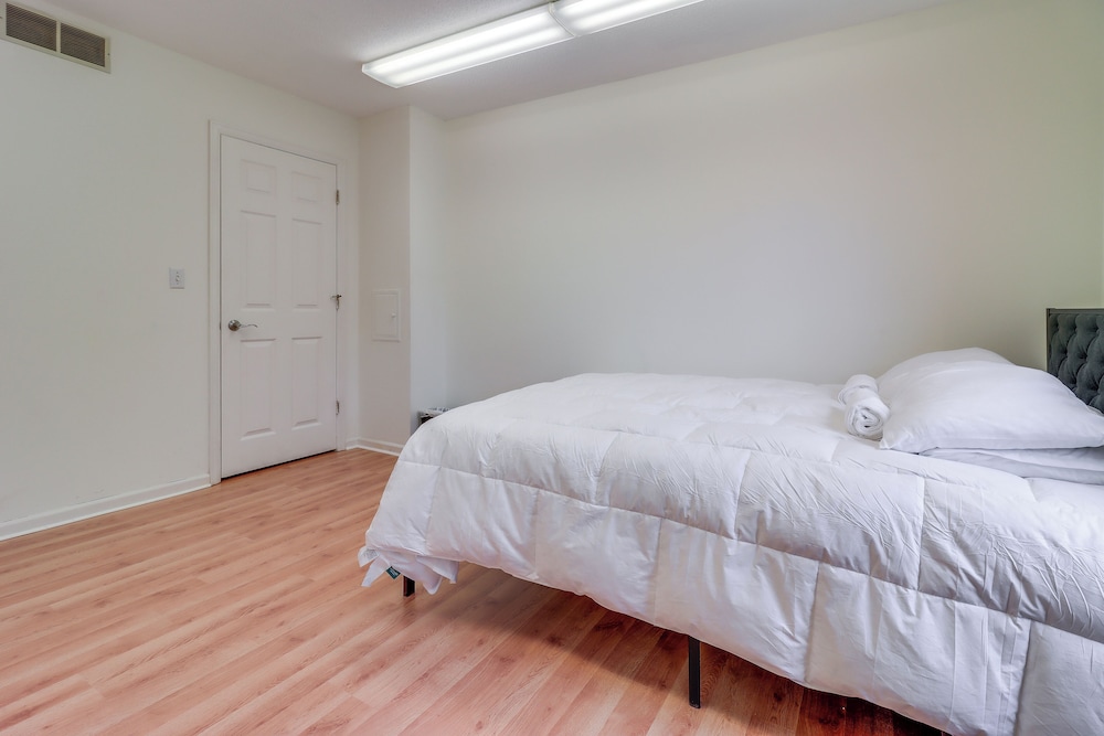 7 Mi to Downtown Toledo & Riverfront: Cozy Apt!