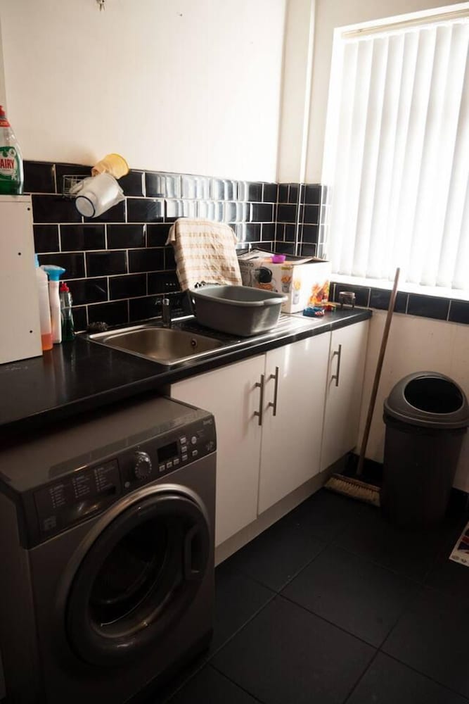 Captivating 3-bed House in Birmingham view 5