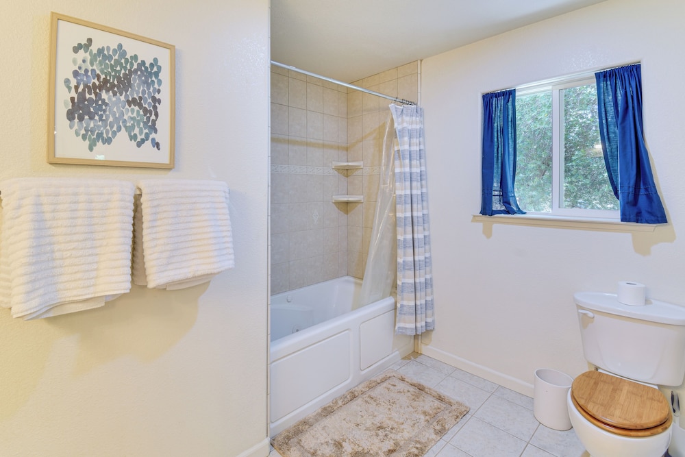 Gateway to Yosemite: Group-friendly Groveland Home