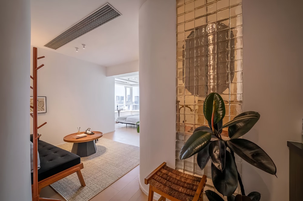 Shanghai Hills & Fan Stay