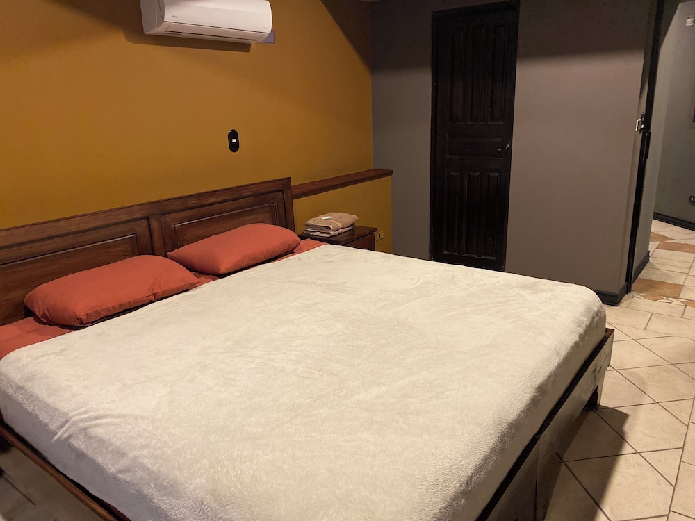 Alajuela Backpackers Airport Hostel view 5