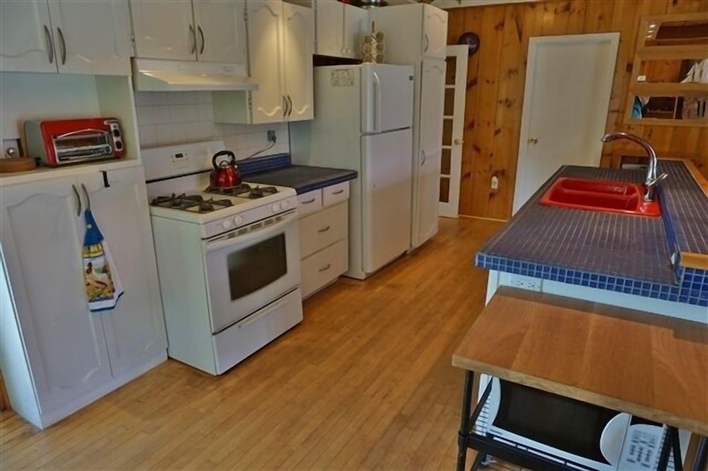 432 Weslemkoon Lake 4 Bedroom Cottage
