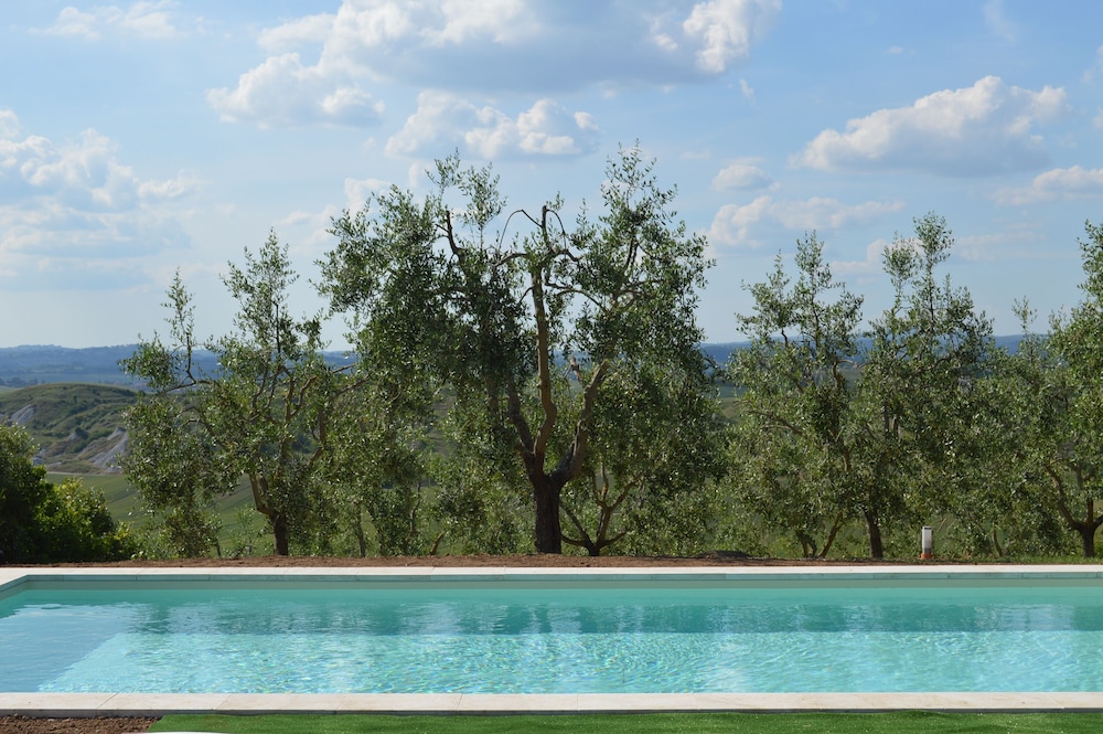 Cottage With Private Swimming Pool view 4