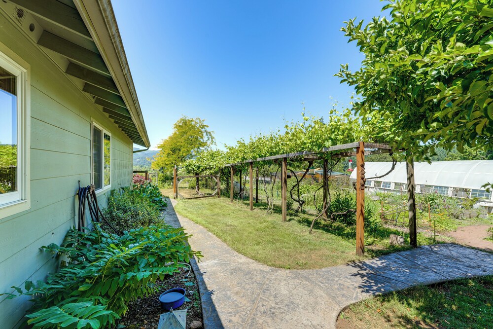 Oregon Farmhouse Hideaway on 53 Acres