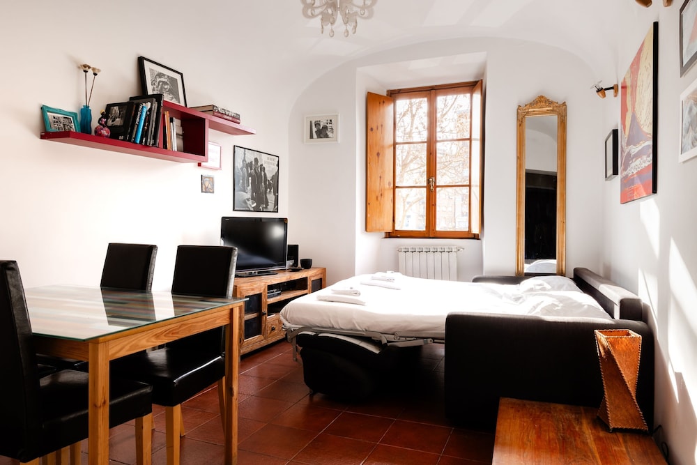 Casa Fiamma in Rome With 1 Bedrooms and 1 Bathrooms