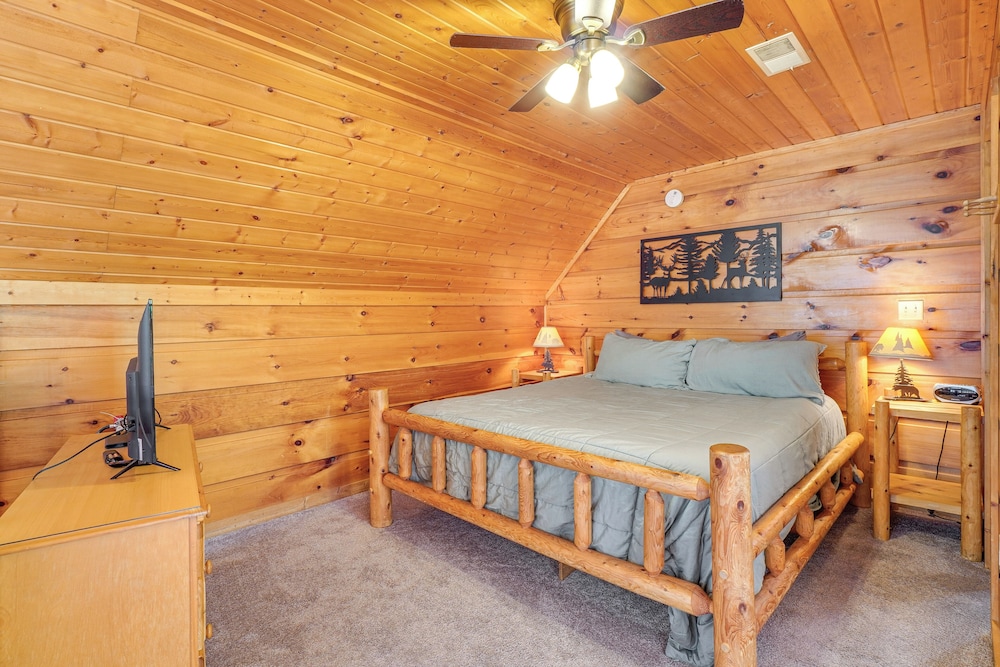 Hot Tub & Game Area: Rustic Cabin 5 Mi to Gsmnp