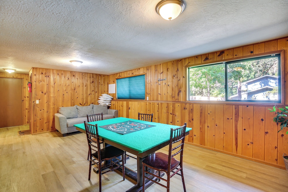 3 Mi to U of O Pet-friendly Home w/ Covered Deck!