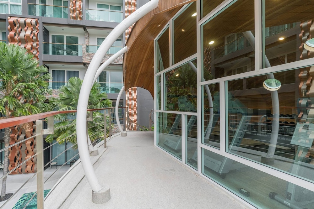 Emerald 211 - Studio With Balcony and Shared Pool