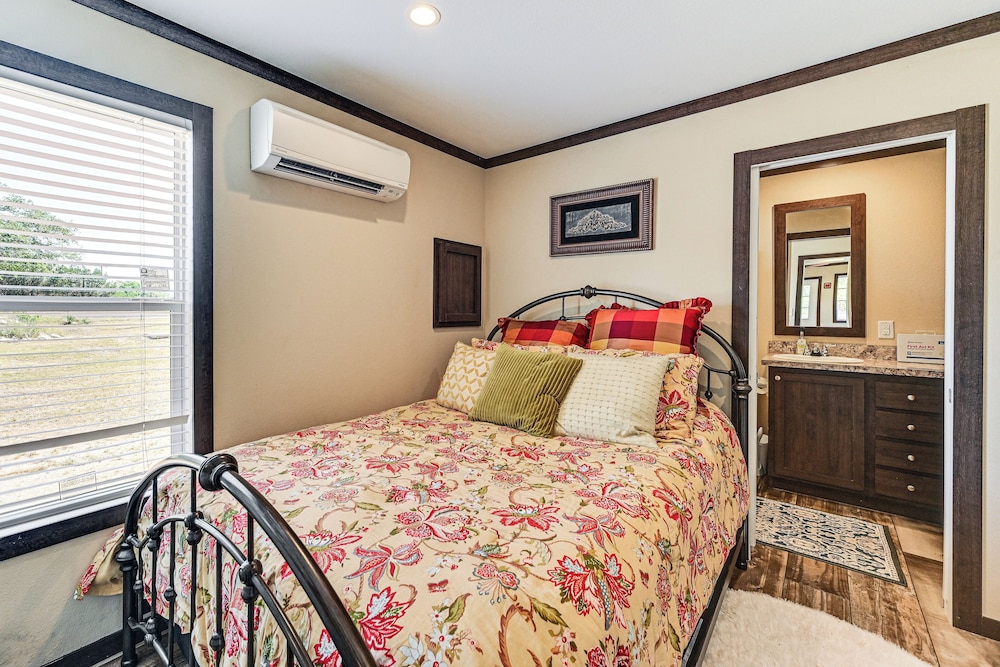 6 Mi to Topsey Exotic Ranch: Retreat on 12 Acres!
