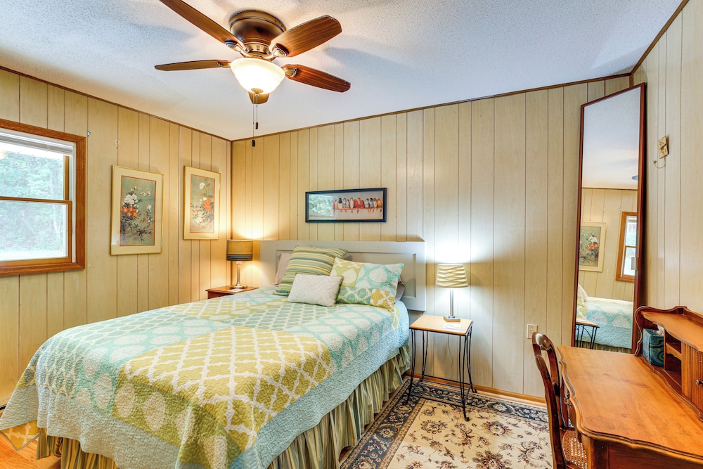 Deck, Fire Pit, Games: Family Escape Near Boone