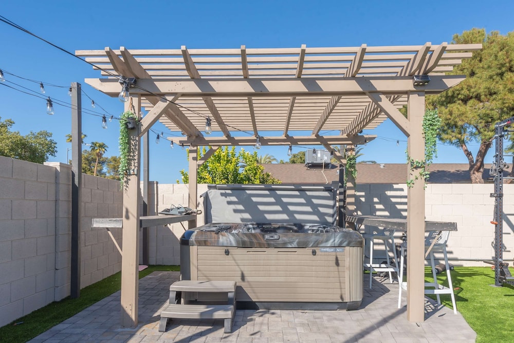 Phoenix 4 BDR Home With Outdoor Entertainment