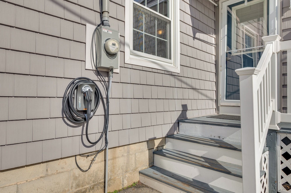 Near Beaches & Waterfront Dining: Home in Hampton!