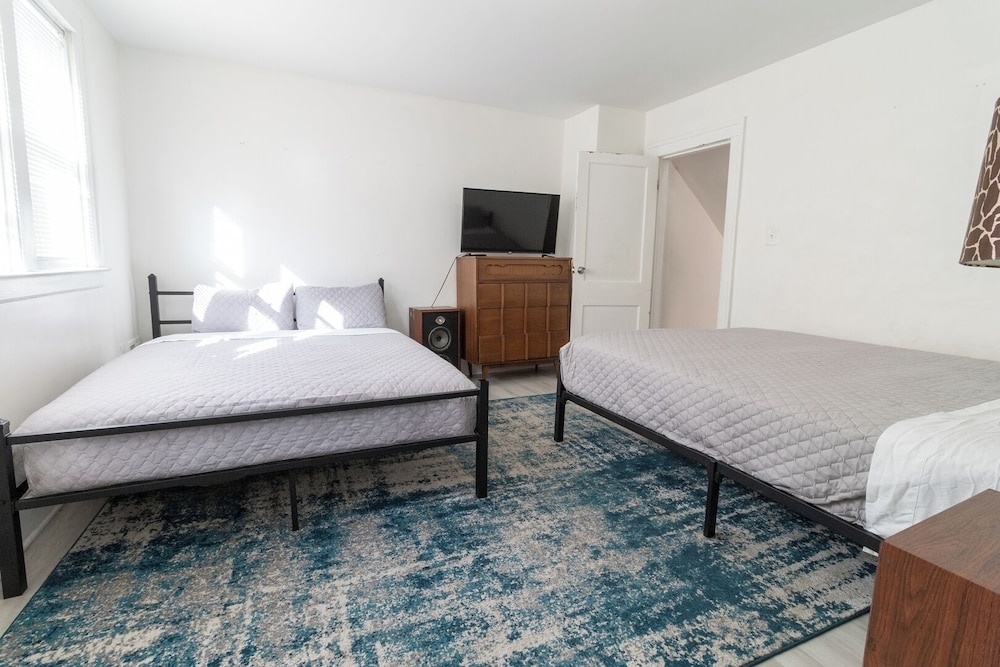Detroit 4BR Home Bathtub & Pet Friendly Stay