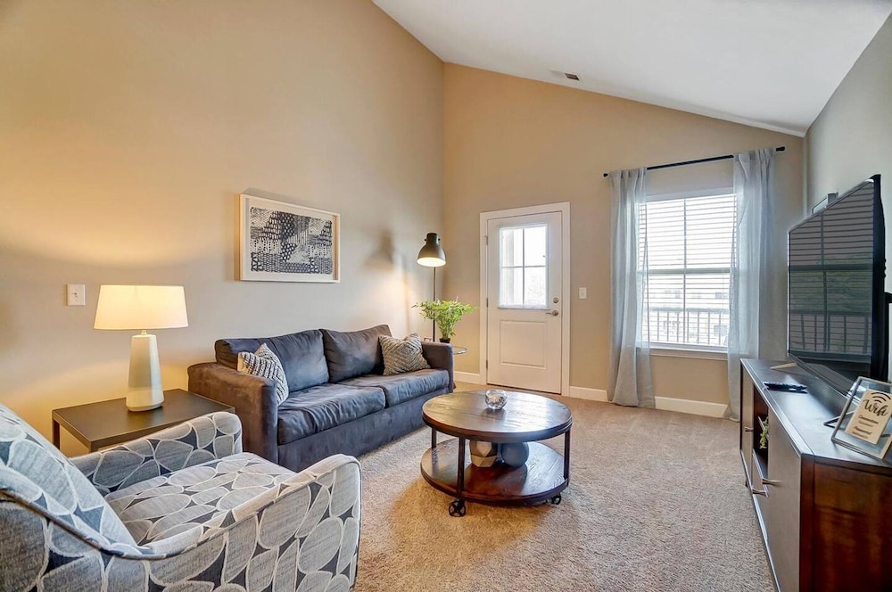 King Bed Top Floor Washer Dryer Balcony Wifi