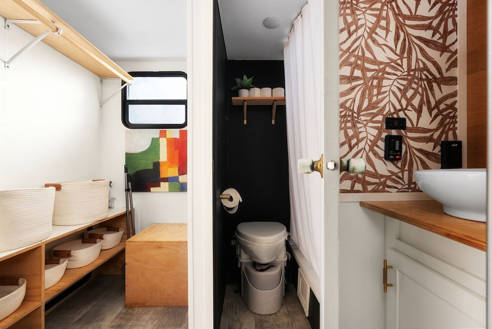 Cozy Tiny Home on Eco Farm and Huge Yard