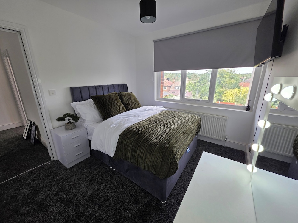 5 Beds, 7 Guests, Private Garden, Free Parking