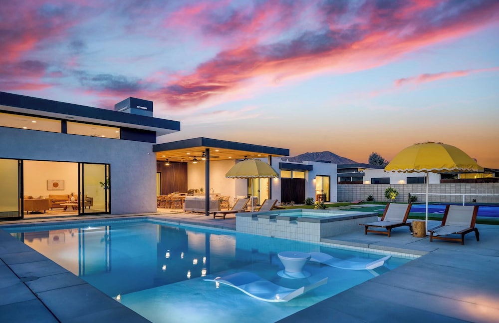 Sleeps 34 2 Villas, Pool, Pickleball + Bocce Polo Villas Elara by Avantstay