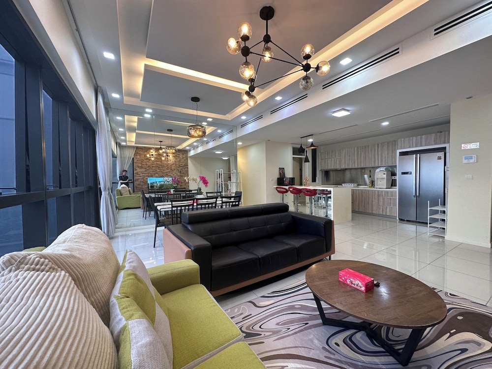 Skyline Luxe 4BR Retreat with En-suites