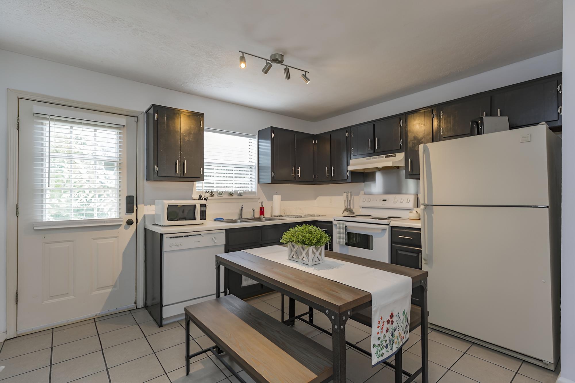 Cozy 2BD Nashville Home Close to Restaurants view 3