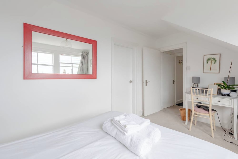 Top Floor 1BD Flat With Balcony - Ladbroke Grove