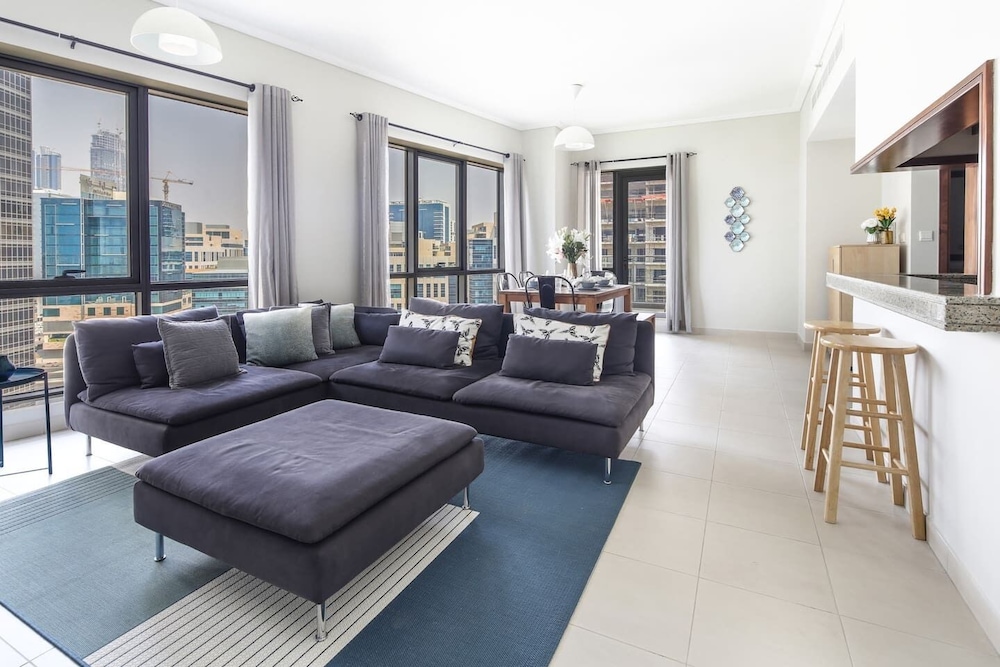 Light + Beautiful 1BR in Amazing Downtown Dubai!